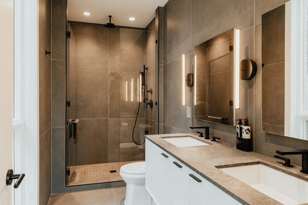 Modern cam duşakabin ve banyo görünümü