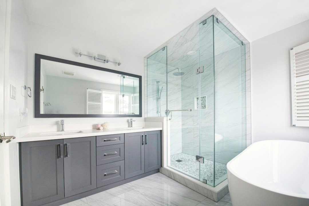 Modern cam duşakabin ve banyo görünümü – Halkalı duşakabin tamiri